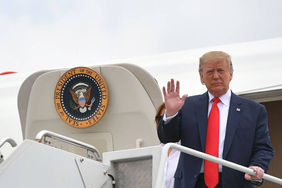 Donald Trump desciende este domingo del Air Force One a su llegada a Morristown (EE UU)