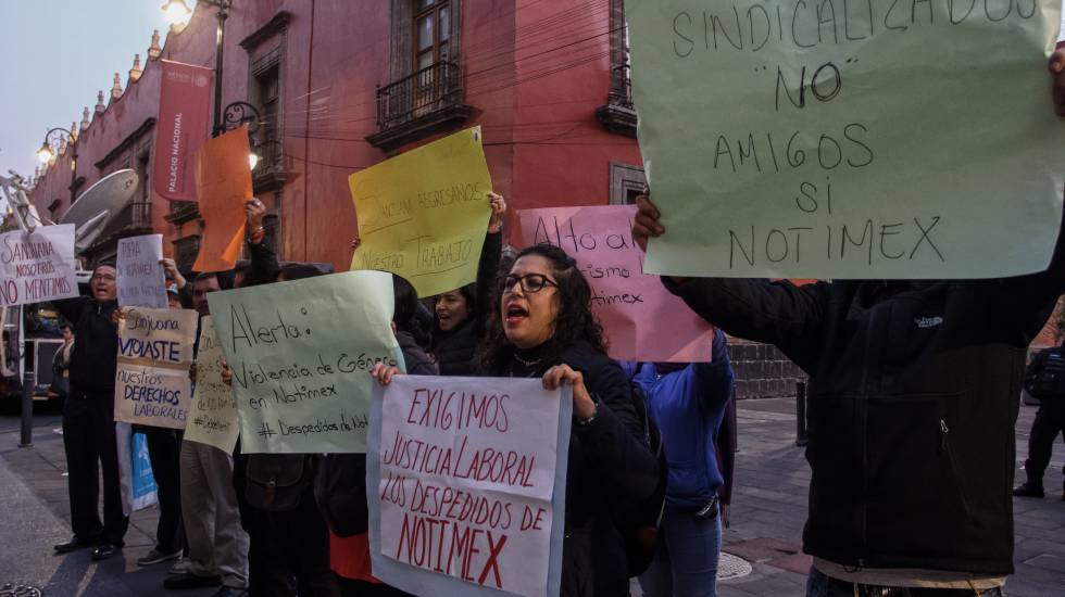 Extrabajadores de Notimex se manifiesta en Ciudad de México en julio. 