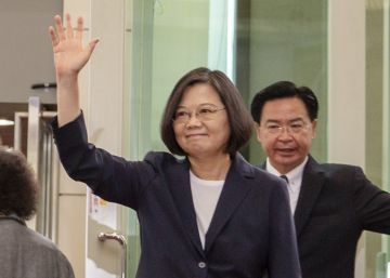 La presidenta de Taiwán, Tsai Ing-wen, saluda este jueves al partir desde el aeropuerto internacioal de Taoyuan hacia el Caribe y EE UU.