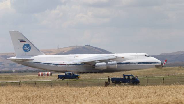 Un avión de transporte militar ruso, en Ankara.