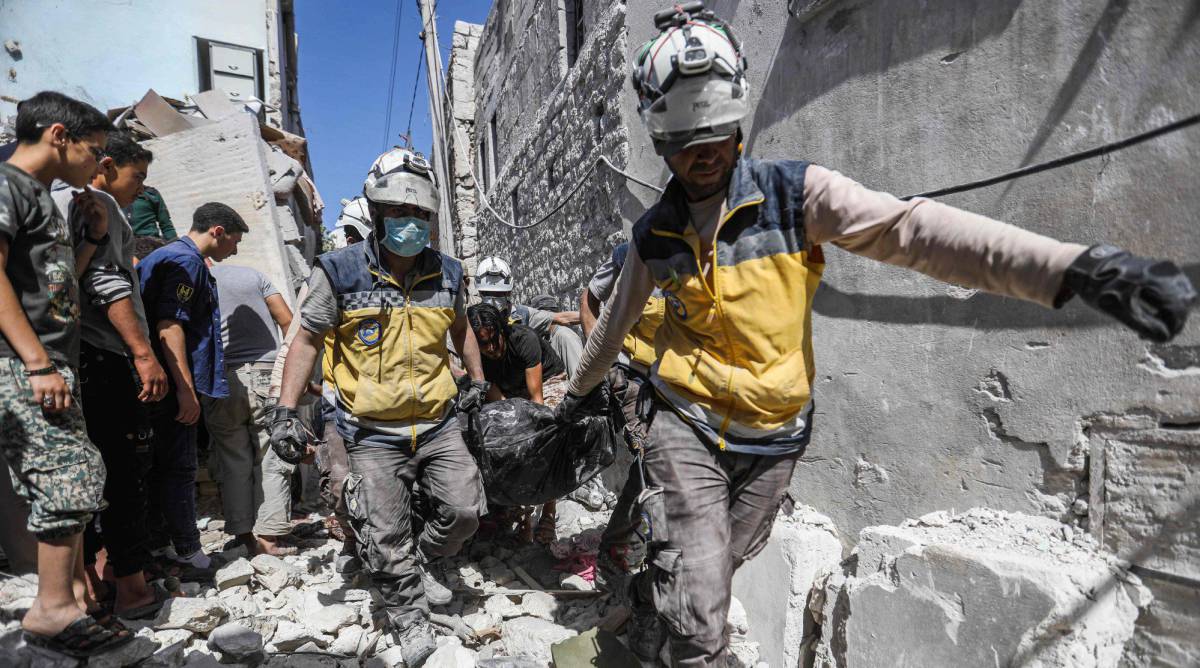 Socorristas sirios retiran un cadáver tras un bombardeo en la provincia de Idlib.