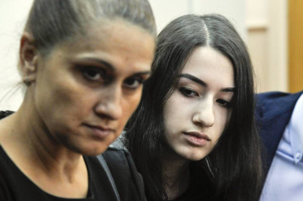 Aurelia Dunduc com uma de suas filhas em uma audiência em Moscou, em 26 de junho.