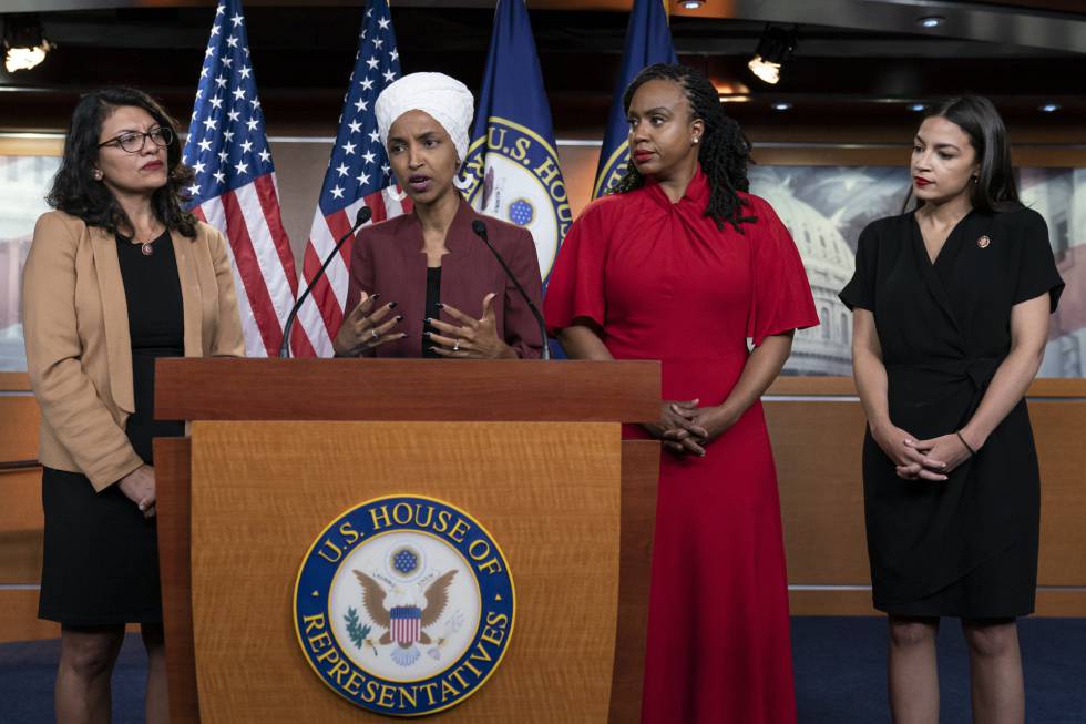 De izquierda a derecha, Rashida Tlaib, Ilhan Omar, Ayanna Pressley y Alexandria Ocasio-Cortez.