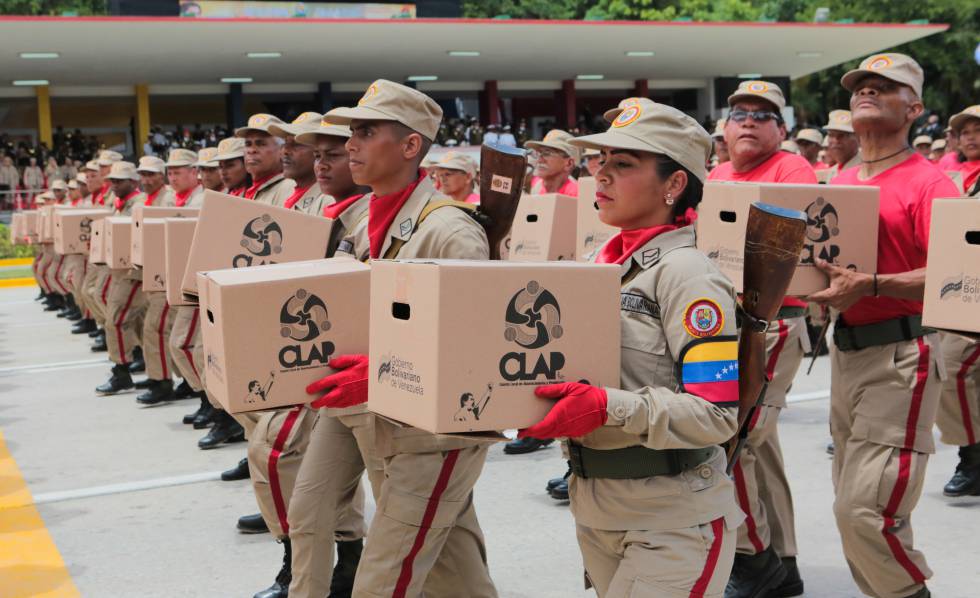 La milicia venezolana carga cajas CLAP en una celebraciÃ³n nacional el 5 de julio.