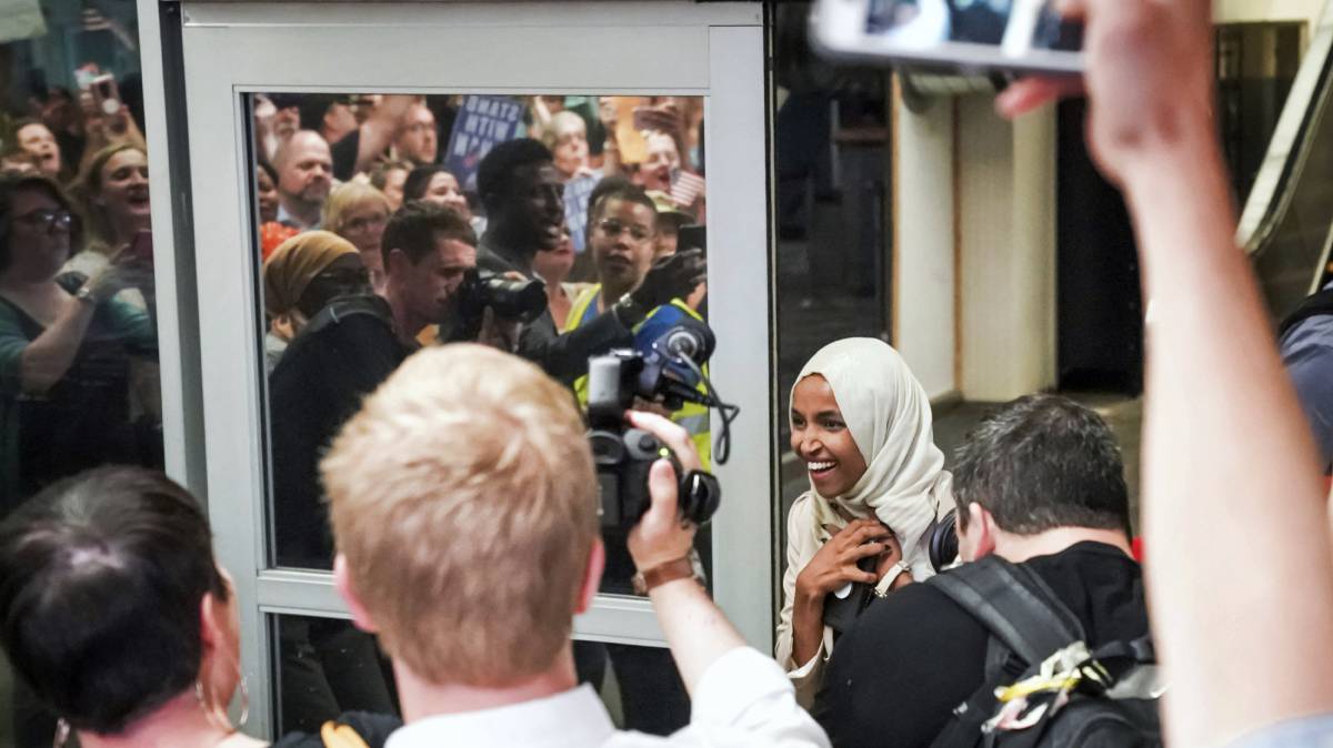 Ilhan Omar, recibida por una multitud en el aeropuerto de Minneapolis–Saint Paul.