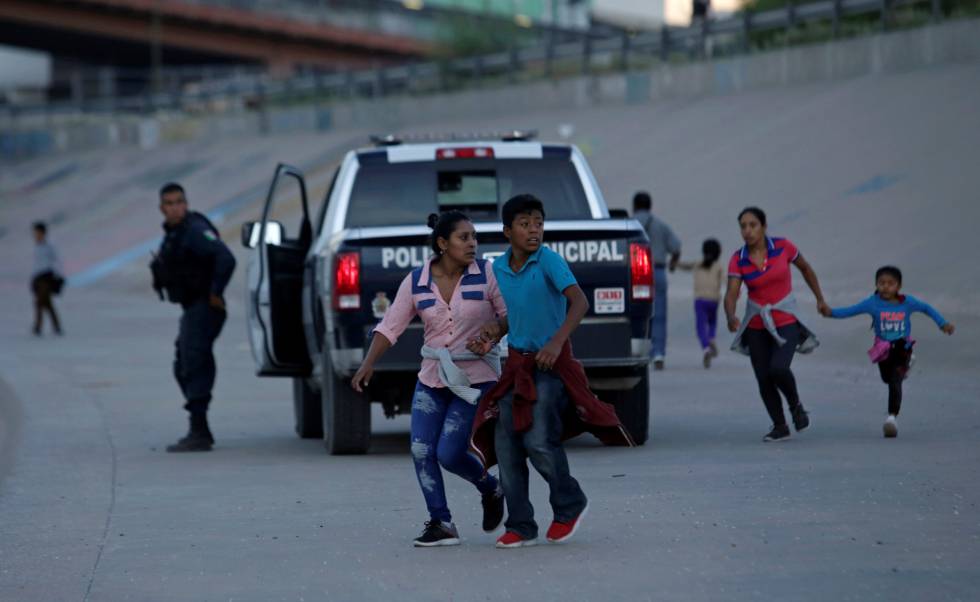 Un grupo de migrantes trate de huir de una patrulla en Ciudad Juárez.