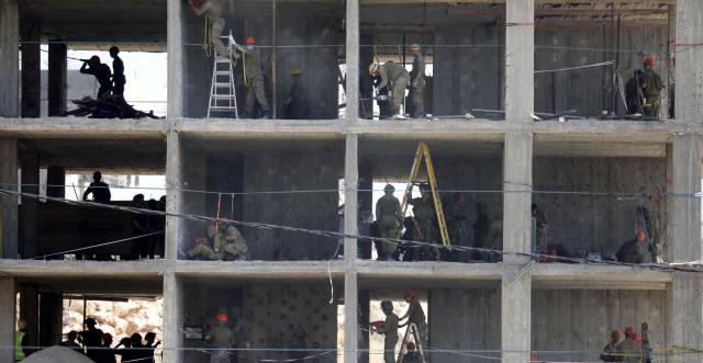 Fuerzas de seguridad israelíes colocan cargas explosivas para derribar una vivienda en territorio palestino el 22 de julio de 2019.