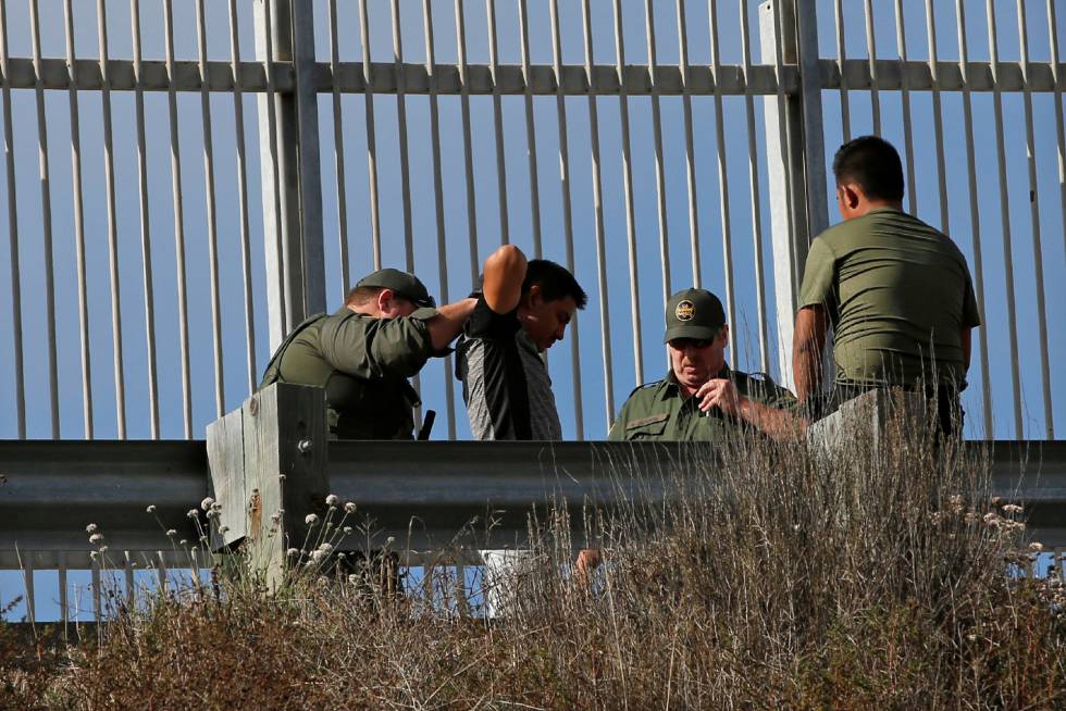 Un inmigrante detenido por agentes de la patrulla fronteriza.