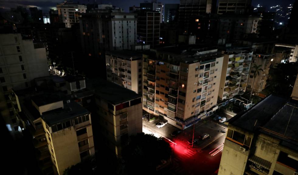 Barrio residencial sin electricidad en Caracas.