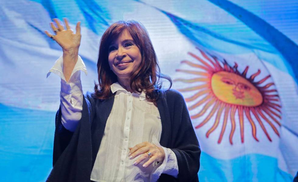 La expresidenta Cristina Fernández de Kirchner saluda durante la presentación en Mar del Plata de su libro 'Sinceramente'.