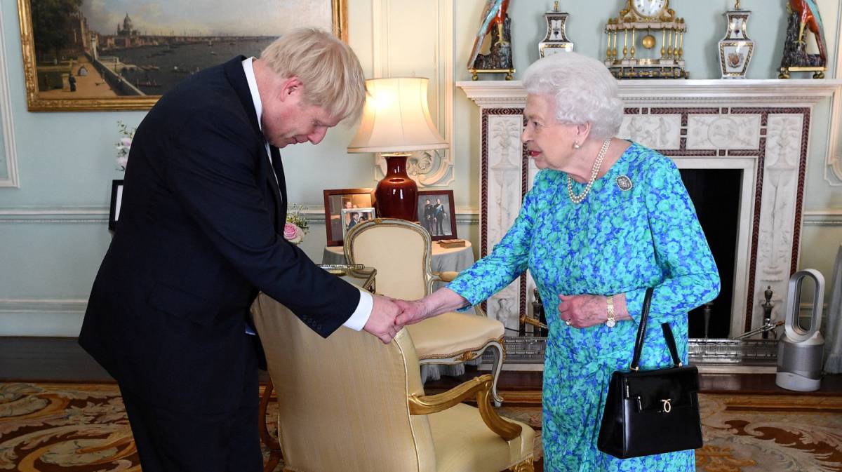 La reina Isabel II recibe a Boris Johnson.