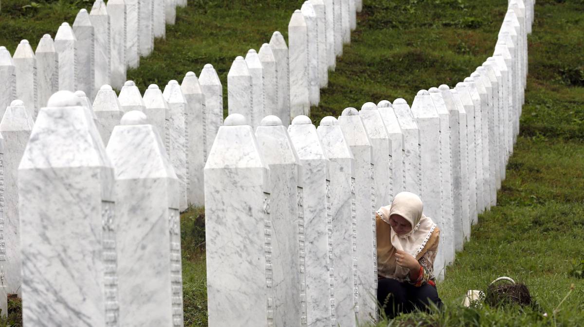 Centro conmemorativo de Potocari, en Bosnia, el pasado día 11, con motivo del 24 aniversario del genocidio de Srebrenica.