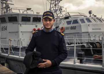 El comandante Nasser Al Gamiudi posa frente a dos barcos donados por Italia a los Guardacostas Libios en el puerto de Trípoli, Libia. 