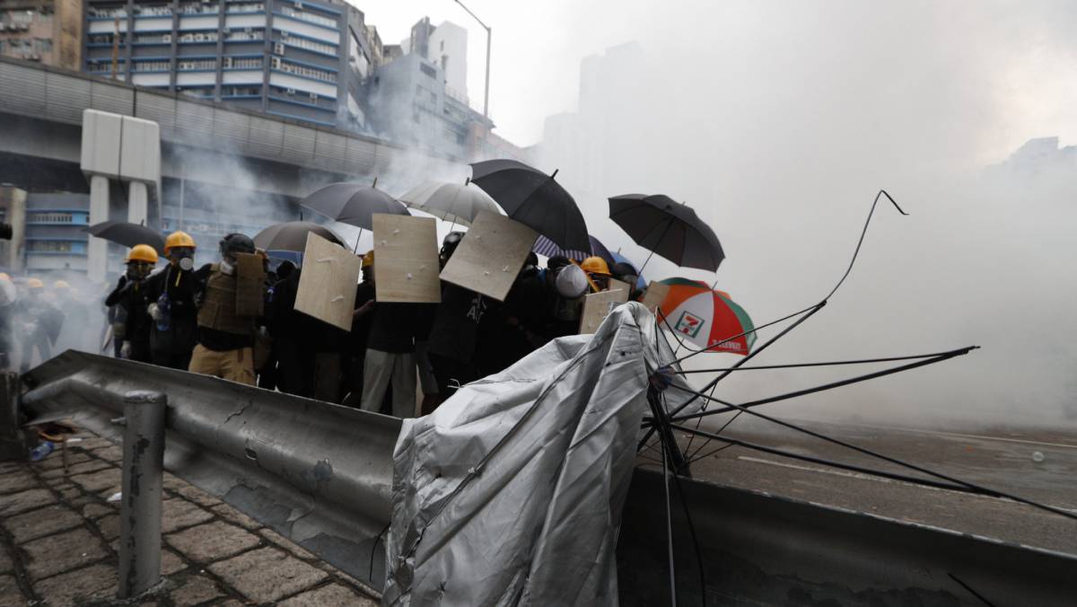 La policía dispersa a manifestantes en Yuen Long, Hong Kong, este sábado.