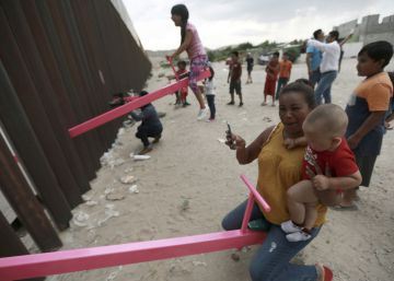 El autor de los balancines en la frontera entre México y EE UU: “Son suturas para reparar la división”