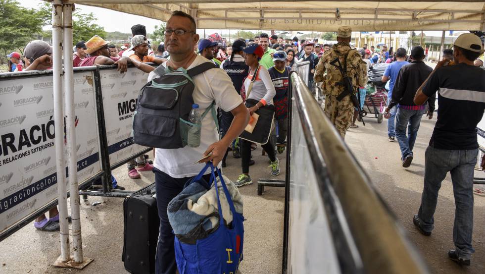 Venezolanos cruzan la frontera en el paso de ParaguachÃ³n (Colombia), en junio.