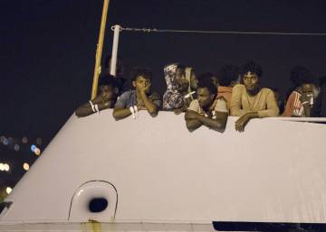 Italia advierte de que no dejará atracar a barcos militares de la UE con migrantes a bordo