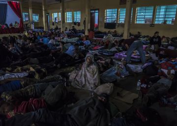 Migrantes hondureños pasan la noche en un albergue de Ciudad de Guatemala.