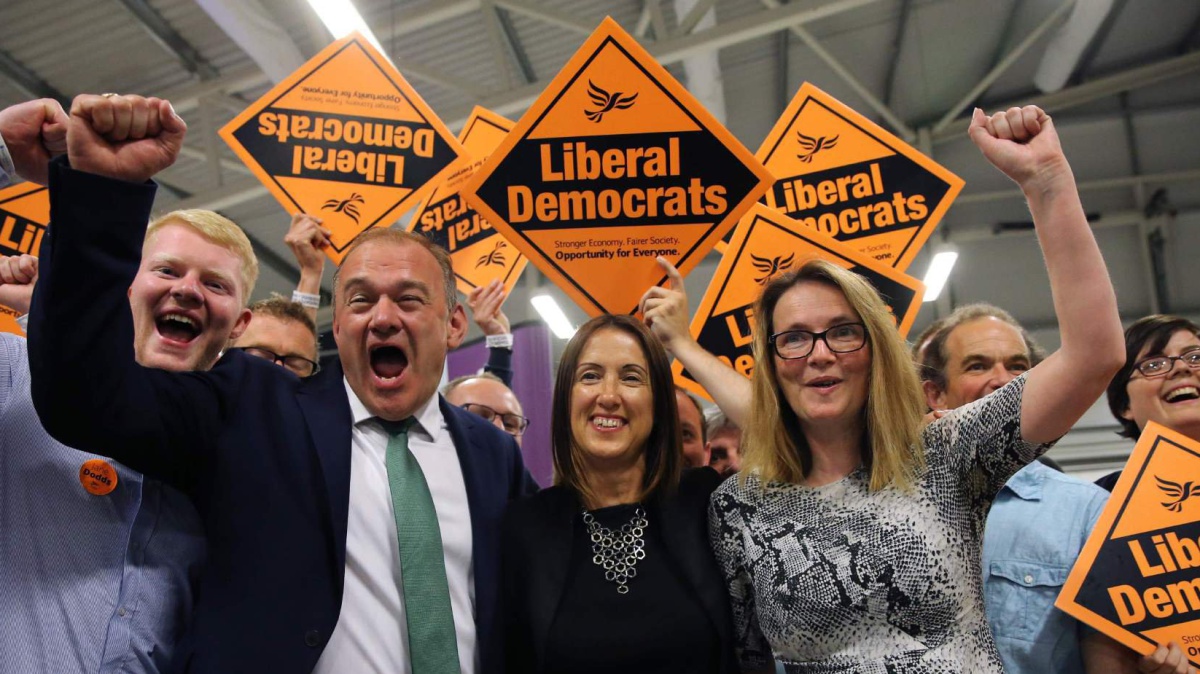 La candidata liberaldemócrata Jane Dodd, en el centro, celebra este jueves su victoria en el distrito electoral galés de Brecon y Radnorshire
