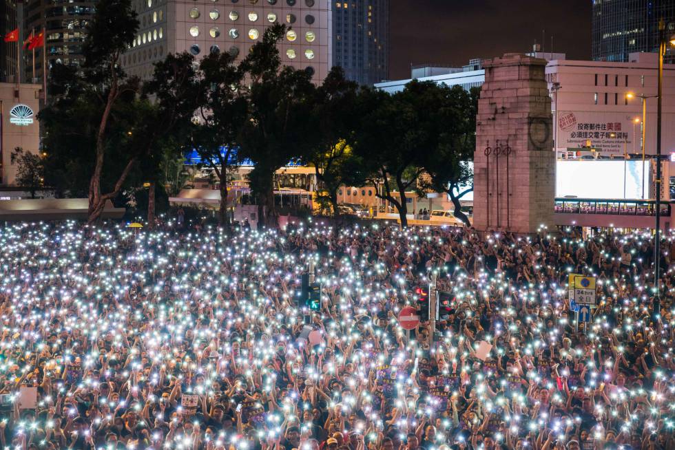 Protesta de funcionarios en el distrito central de Hong Kong, este viernes. 