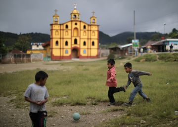 Niños juegan fútbol en Huehuetenango, Guatemala.