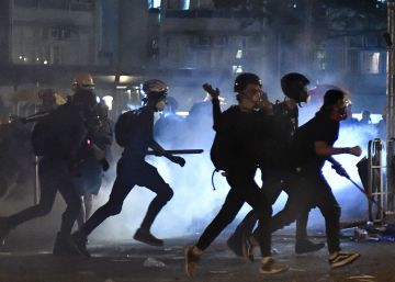 Grupos violentos atacan de nuevo a los manifestantes prodemocracia en Hong Kong