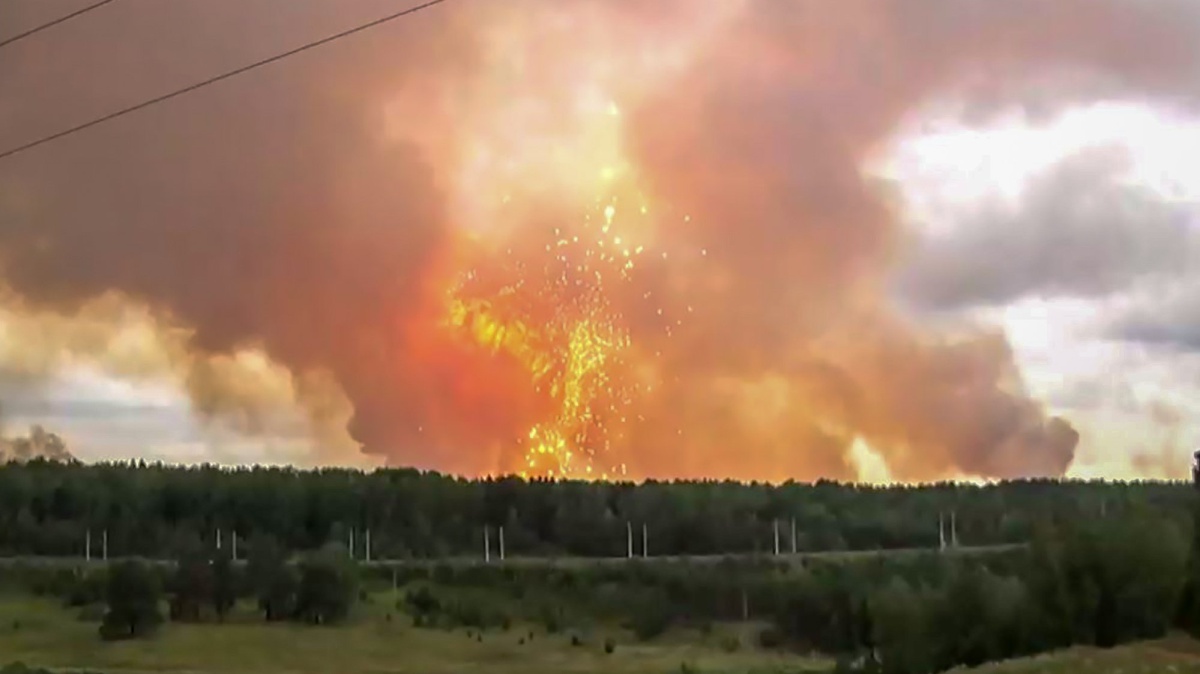 Las explosiones y consiguientes en un almacén de artillería en Siberia provocó ocho heridos y miles de evacuados
