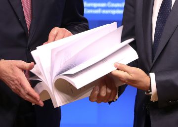 El negociador de la UE, Michel Barnier (izquierda), y Donald Tusk hojean el acuerdo de salida en noviembre en Bruselas.