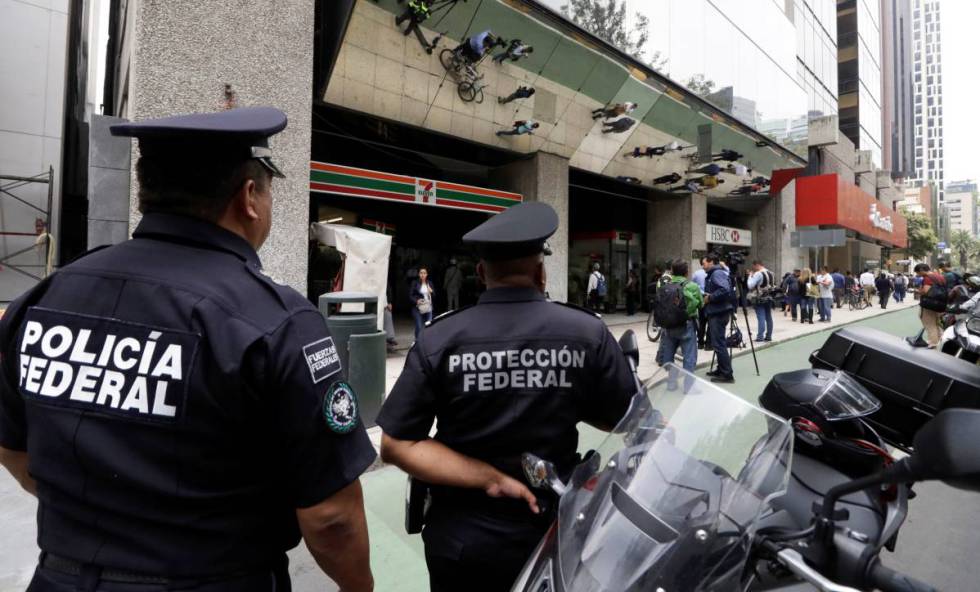 Agentes de policÃa en el exterior de la Casa de la Moneda en Ciudad de México.