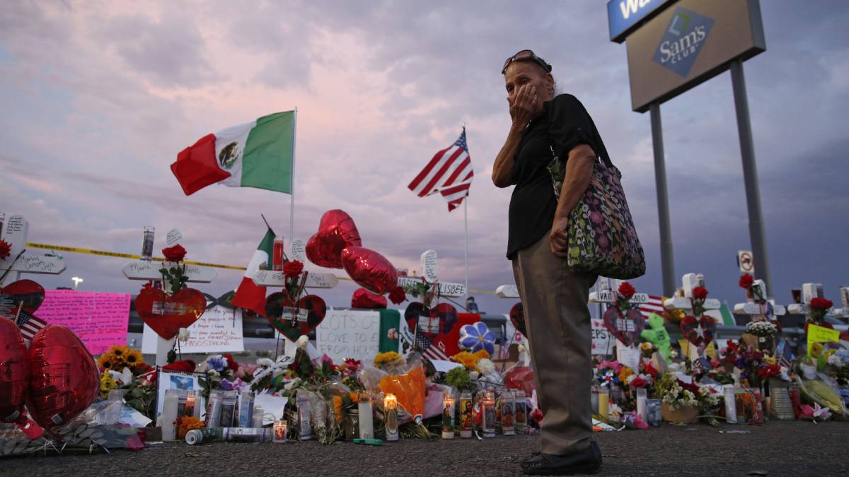 Memorial por las víctimas de El Paso, junto al Walmart.