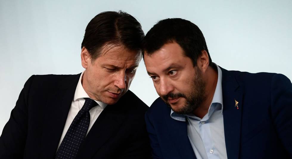 Il primo ministro italiano Giuseppe Conte, insieme al leader della Lega, Matteo Salvini, lo scorso ottobre a Roma.