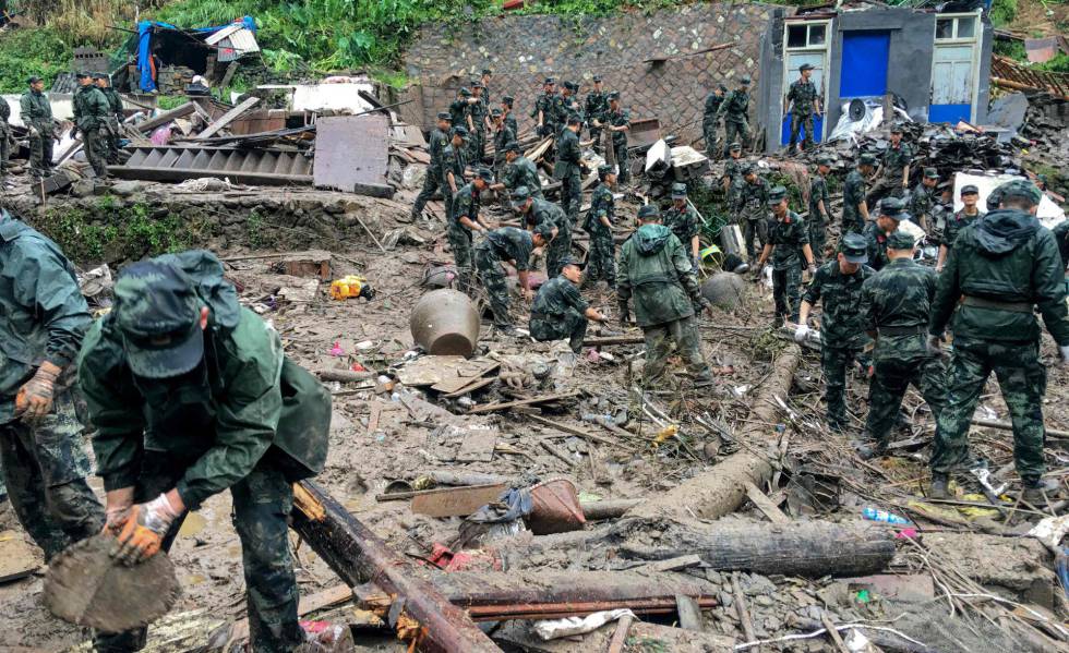 Equipos de rescate buscan supervivientes tras un deslizamiento de tierra provocado por las lluvias torrenciales del tifón Lekima, en Yongjia, Wenzhou (China).