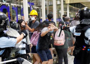 Polícia investe contra manifestantes no aeroporto de Hong Kong no segundo dia de bloqueio
