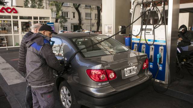 Un empleado ayuda a un cliente a repostar.