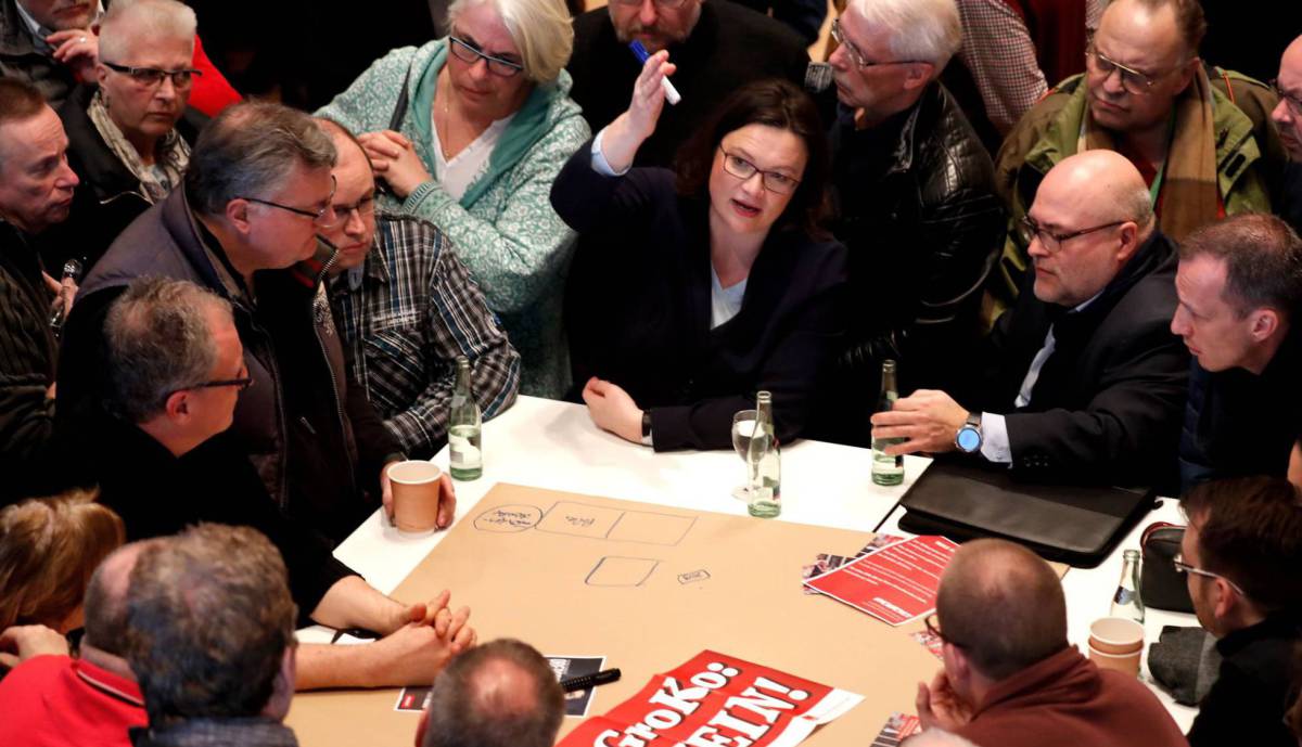 Andrea Nahles (centro), ya exlíder del SPD, durante un debate con miembros del partido sobre una gran coalición con la CDU el 18 de febrero de 2018 en Kamen. 