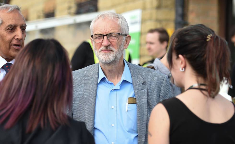 Jeremy Corbyn visita la localidad de Whaley Bridge, en Inglaterra, el 5 de agosto.