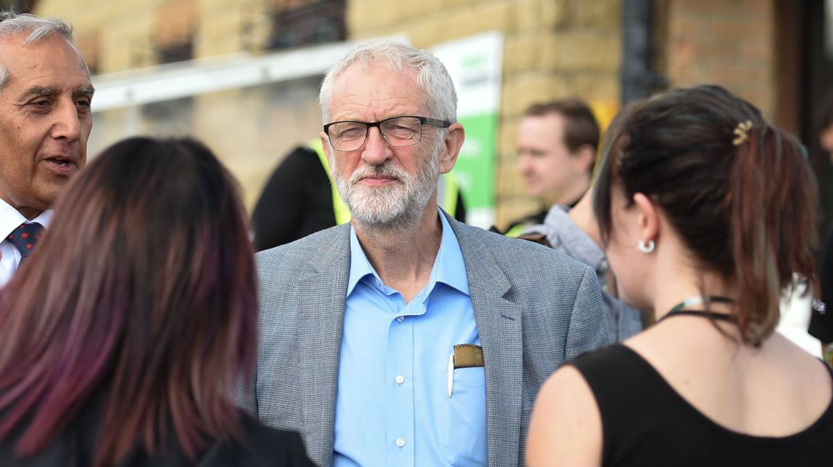 Corbyn visita Whaley Bridge, en Inglaterra, el 5 de agosto.