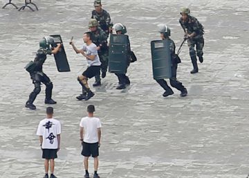 Agentes chinos participan en un ejercicio antidisturbios en el estadio de Shenzhen, cerca de Hong Kong. 