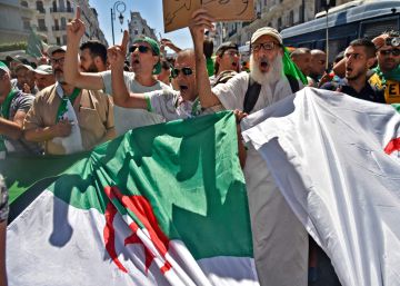 Manifestantes desfilando por las calles de Argel con la bandera argelina