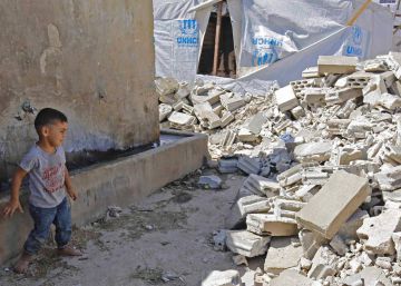 A Syrian child looks at the rubble of demolished concrete walls at a make-shift camp in the town of Rihaniyye in Lebanon's Akkar governorate on August 9, 2019. - A coalition of international NGOs said the Lebanese army raided Syrian refugee settlements destroying a number of tents, urging authorities to stop the demolitions. Troops raided more than 30 settlements in the northern Akkar region today and at least five more tomorrow. (Photo by Ibrahim CHALHOUB  AFP)
