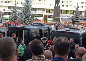 Asistentes al funeral de las víctimas de la explosión en una base militar, el 12 de agosto en Sarov. 