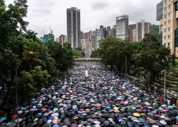 Miles de personas se manifiestan este domingo en Hong Kong.