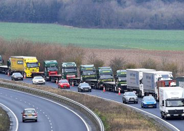 Cola de camiones de camino al puerto de Dover durante un ensayo del Brexit duro el pasado 7 de enero.