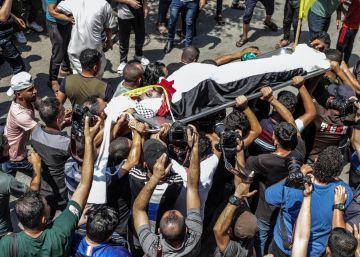 Entierro de un miliciano palestino abatido por Israel, el domingo en Gaza.