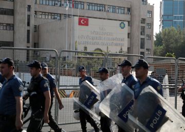 Agentes de policía toman posiciones en el exterior del Ayuntamiento Metropolitano de Diyarbakir en la mañana del lunes. 