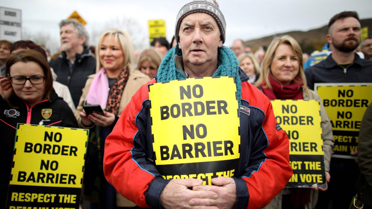 Un grupo de manifestantes protestan en marzo la posibilidad de una frontera dura entre la República de Irlanda e Irlanda del Norte.