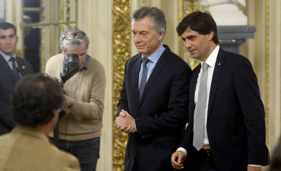 El presidente Mauricio Macri y el nuevo ministro de Economía de Argentina, Hernán Lacunza, en la Casa Rosada.