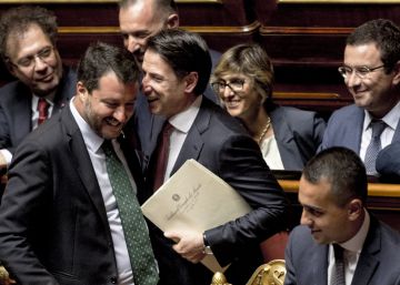 Conte habla con Salvini, durante la sesión celebrada este martes en el Senado italiano, en Roma.
