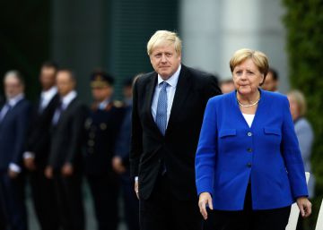 Merkel da 30 días a Johnson para una solución que evite el Brexit duro