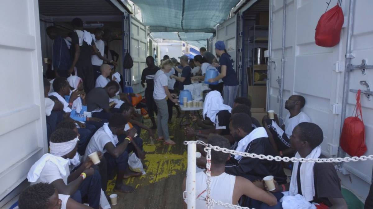 Inmigrantes rescatados por el 'Ocean Viking' en una imagen de este miércoles.